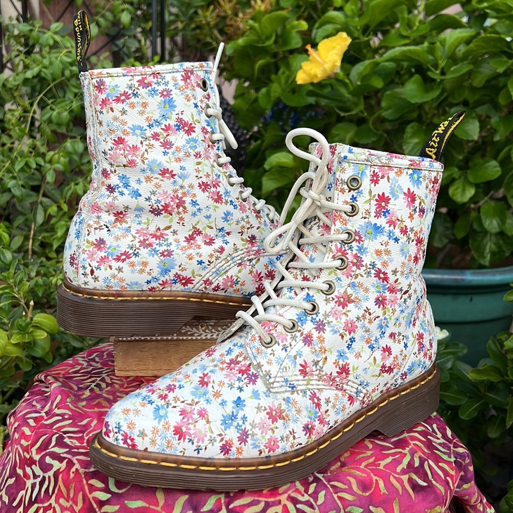 🌸 Dr. Martens Vintage Pointed Toe Floral Boots 🌸 - Picture 4 of 17